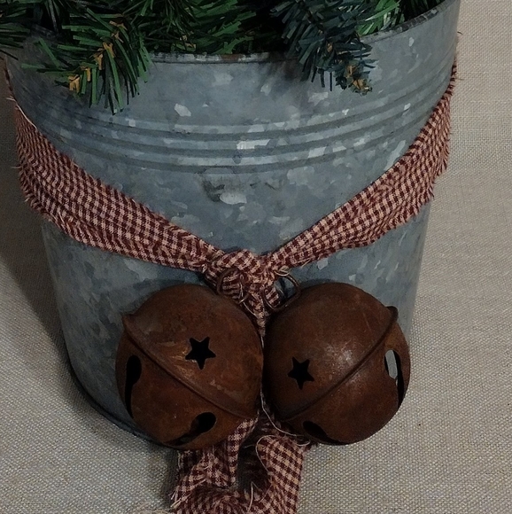 Primitive Faux Winter Arrangement - Picture 6 of 9